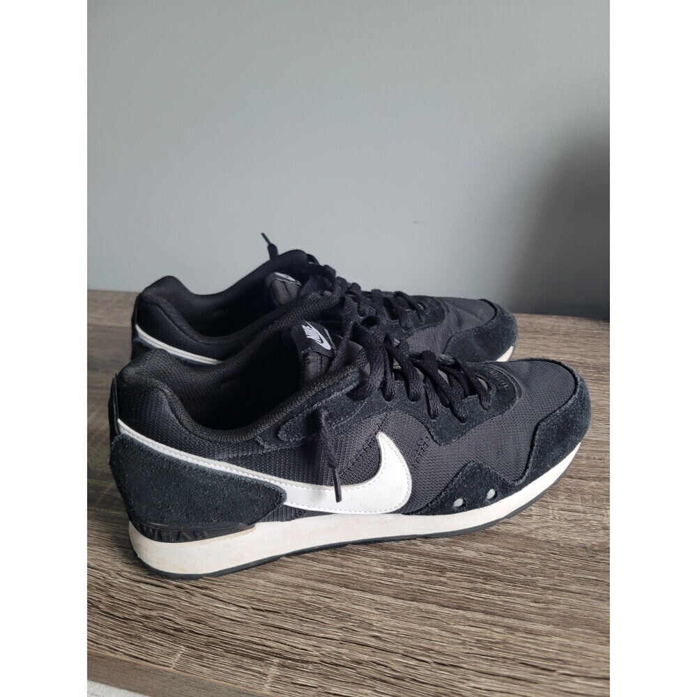 NIKE Womens Venture Runner Running Shoe  Black White Size 10